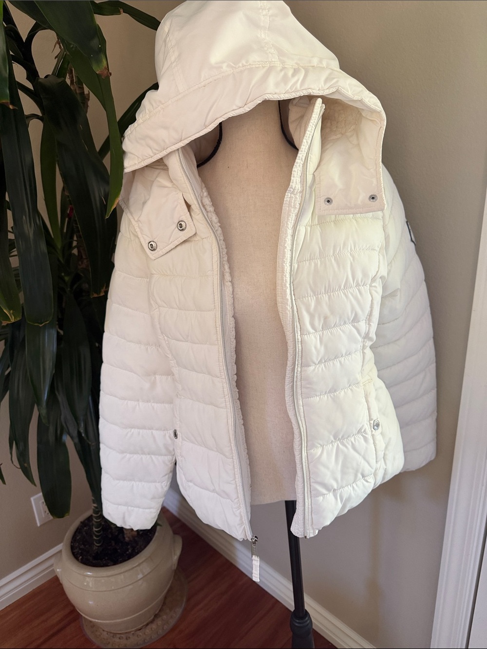 Hollister White Puffer Hooded Jacket - Women's Cozy Winter Coat